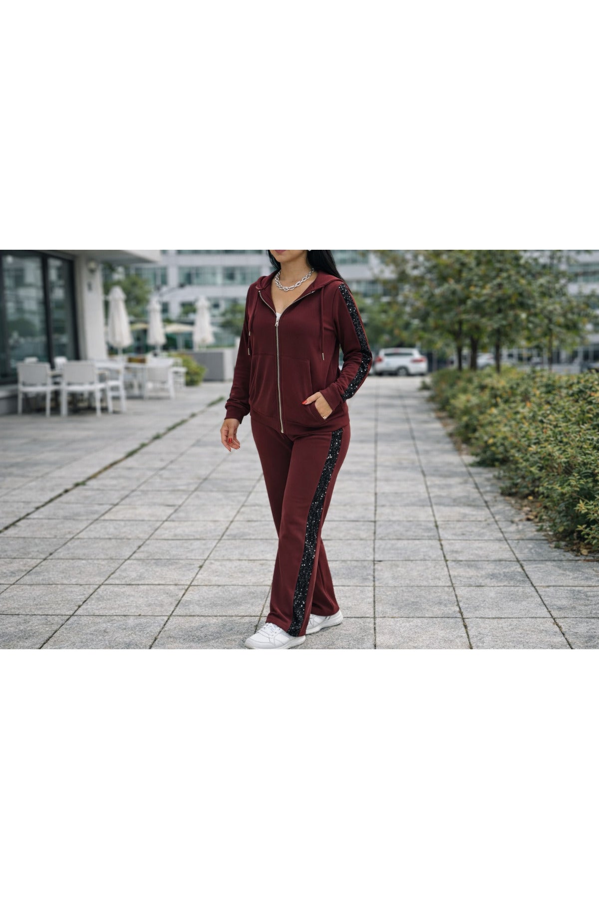 KADIN EŞOFMAN TAKIMI KAPÜŞONLU FERMUARLI BOL PAÇA YANLARI ŞERİTLİ PAYETLİ MODEL - Bordo