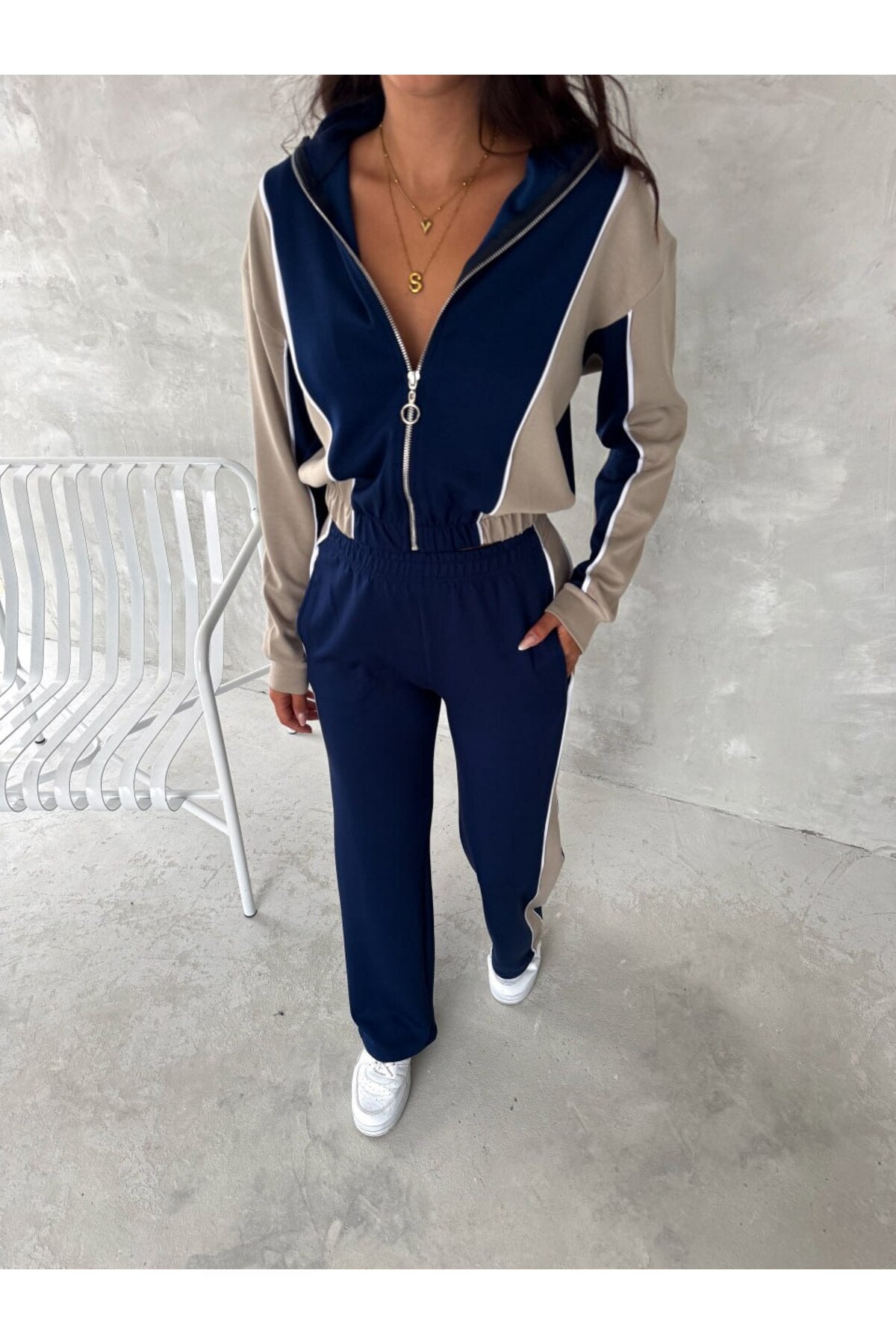 KADIN TREND EŞOFMAN TAKIMI DİK YAKA FERMUARLI BOL PAÇA YANLARI ŞERİTLİ AYSHO MODEL - LACİVERT-BEJ