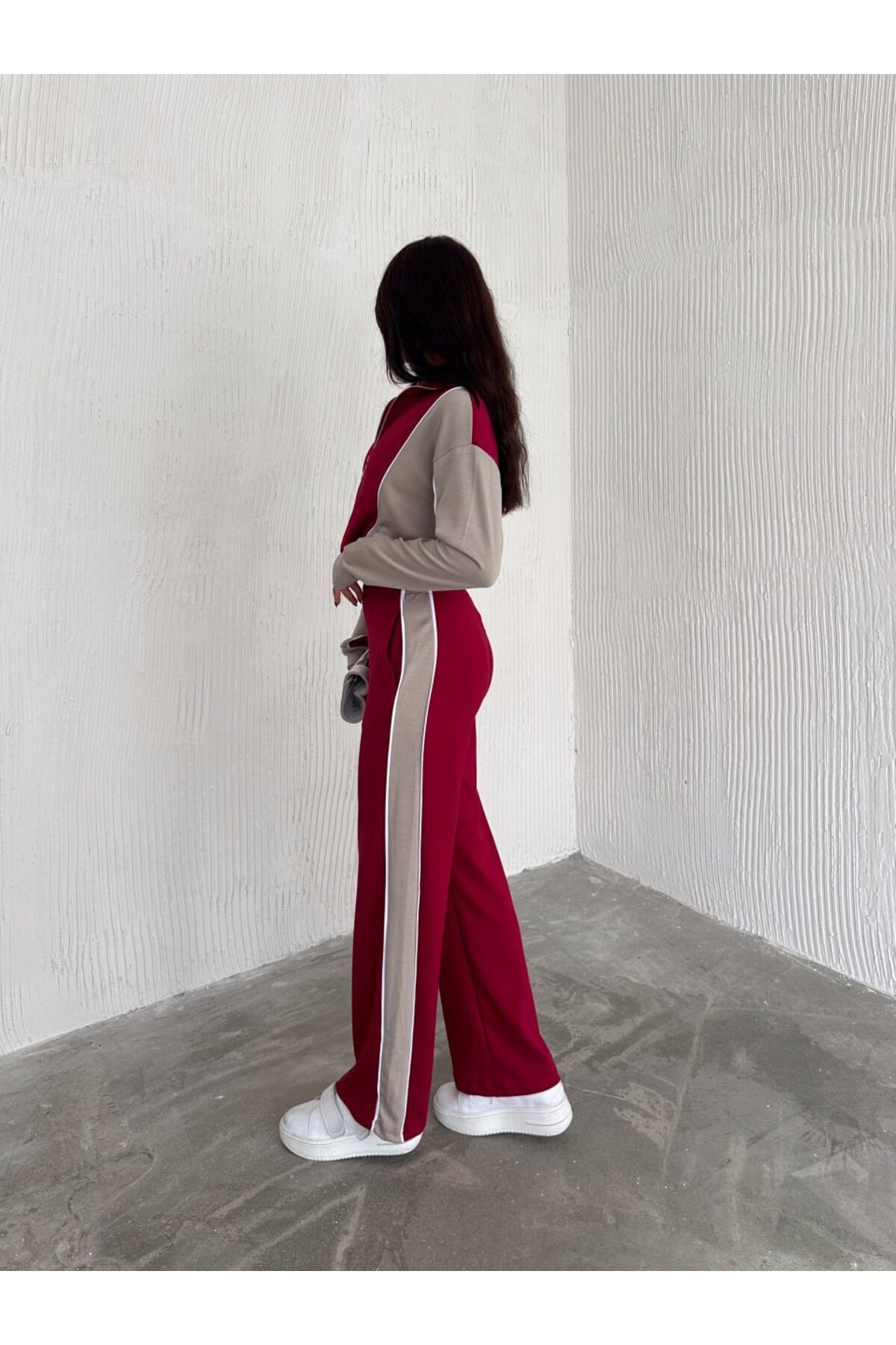 KADIN TREND EŞOFMAN TAKIMI DİK YAKA FERMUARLI BOL PAÇA YANLARI ŞERİTLİ AYSHO MODEL - BORDO-BEJ
