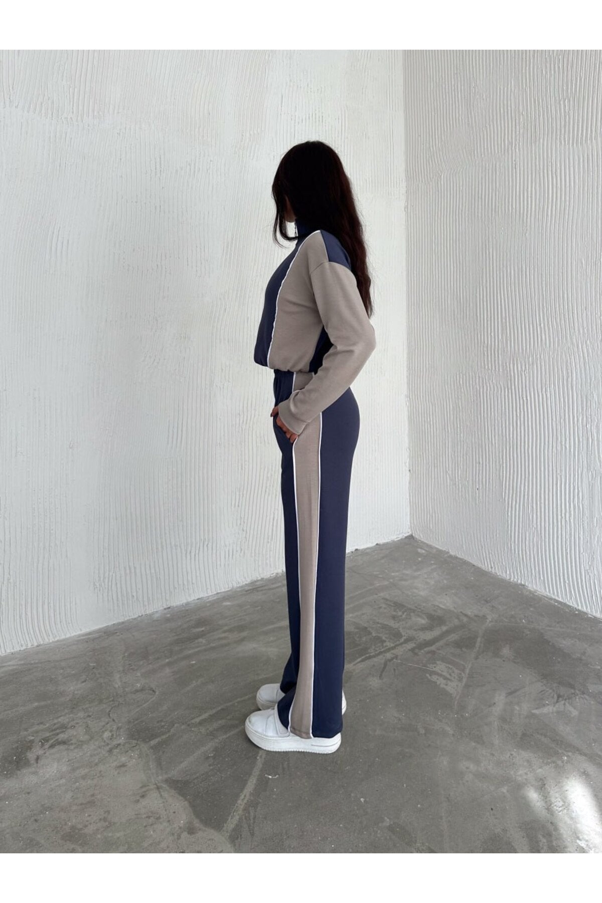 KADIN TREND EŞOFMAN TAKIMI DİK YAKA FERMUARLI BOL PAÇA YANLARI ŞERİTLİ AYSHO MODEL - FÜME-BEJ