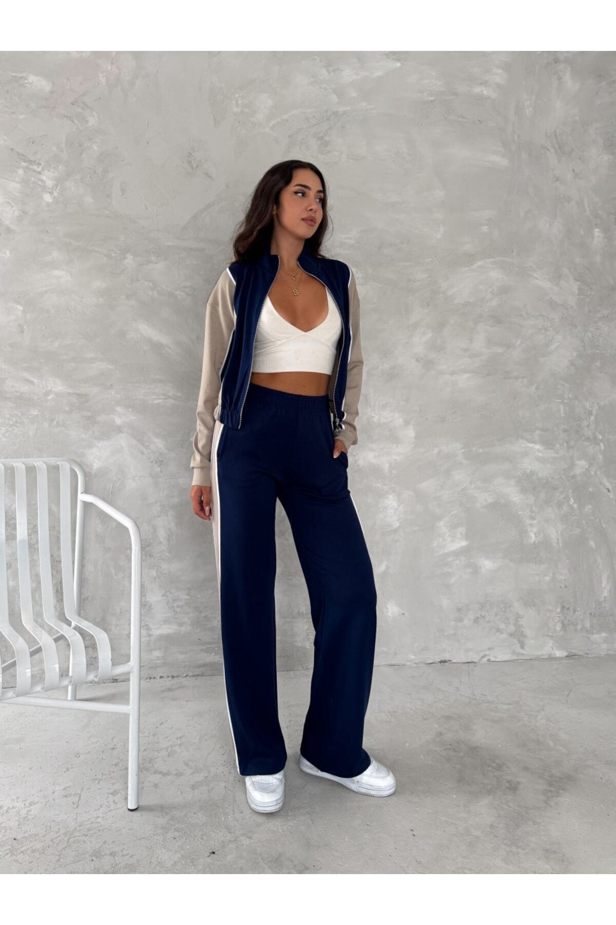 KADIN TREND EŞOFMAN TAKIMI DİK YAKA FERMUARLI BOL PAÇA YANLARI ŞERİTLİ AYSHO MODEL - LACİVERT-BEJ