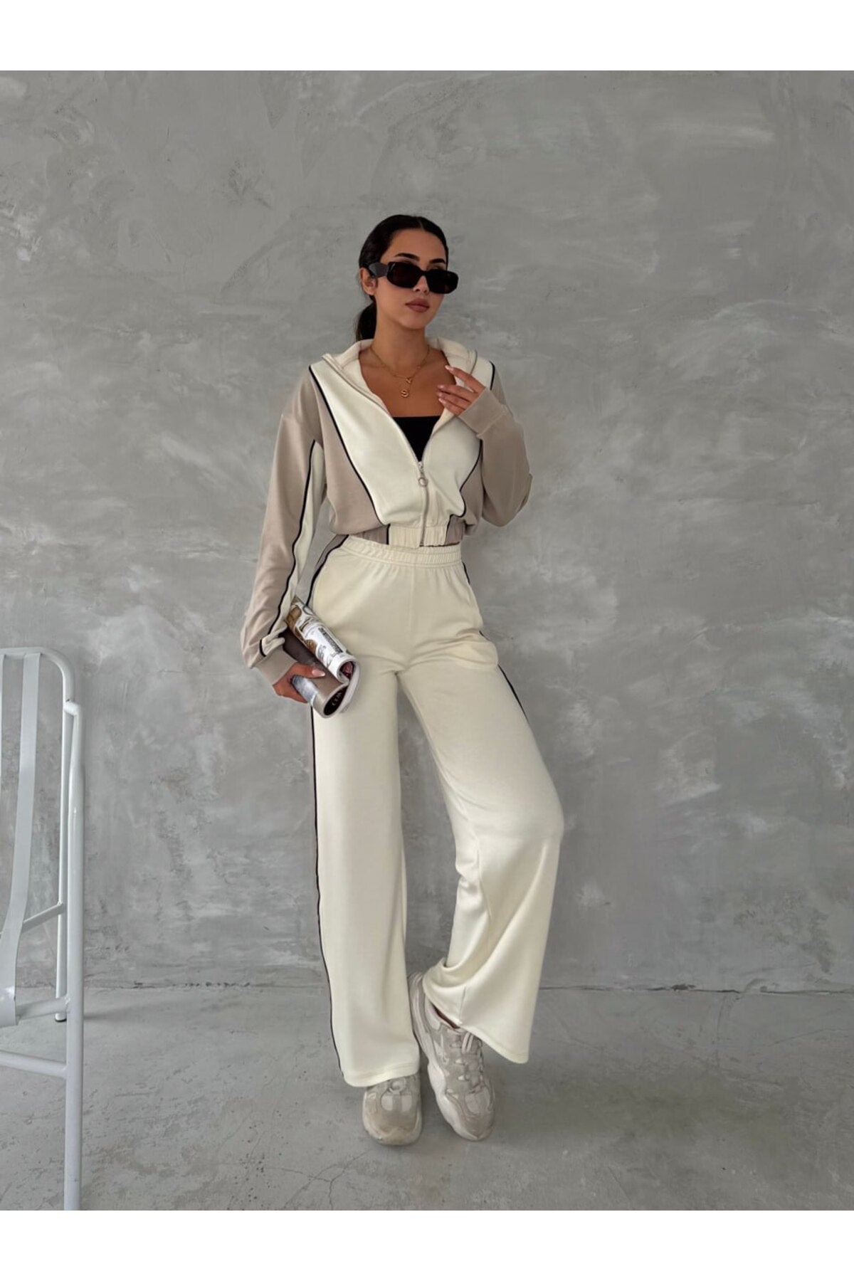 KADIN TREND EŞOFMAN TAKIMI DİK YAKA FERMUARLI BOL PAÇA YANLARI ŞERİTLİ AYSHO MODEL - BEYAZ-BEJ