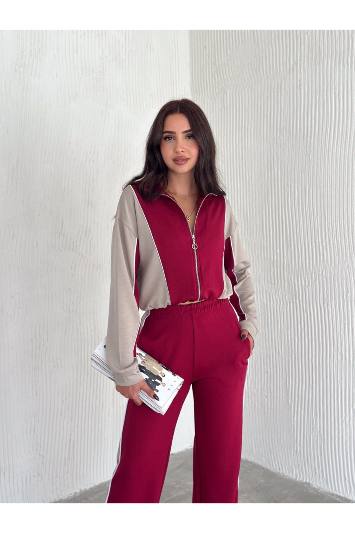 KADIN TREND EŞOFMAN TAKIMI DİK YAKA FERMUARLI BOL PAÇA YANLARI ŞERİTLİ AYSHO MODEL - BORDO-BEJ