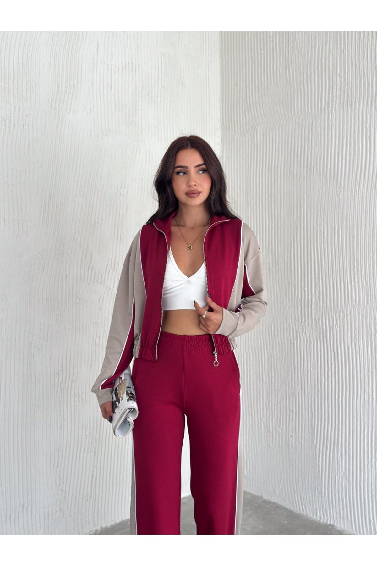 KADIN TREND EŞOFMAN TAKIMI DİK YAKA FERMUARLI BOL PAÇA YANLARI ŞERİTLİ AYSHO MODEL - BORDO-BEJ