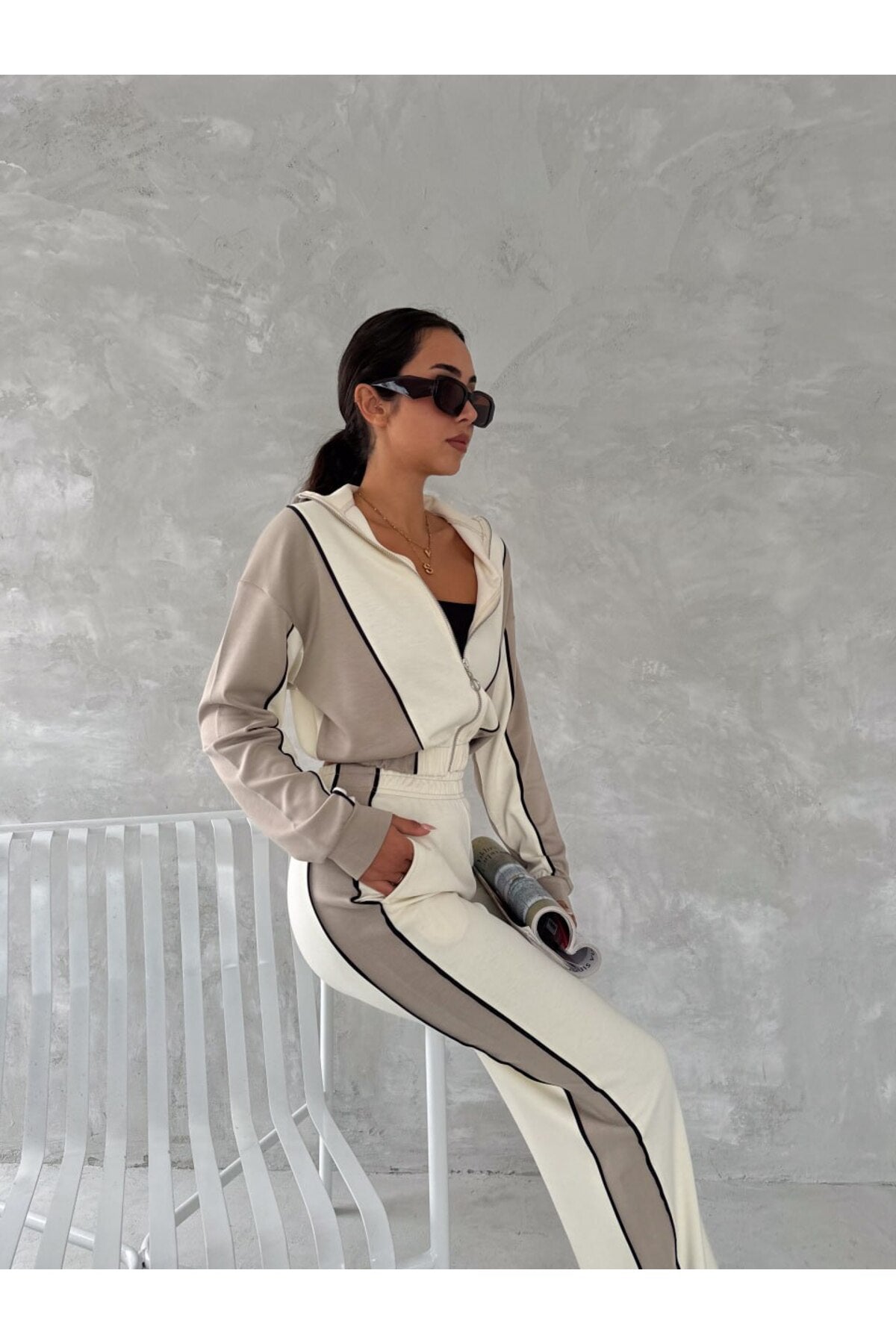 KADIN TREND EŞOFMAN TAKIMI DİK YAKA FERMUARLI BOL PAÇA YANLARI ŞERİTLİ AYSHO MODEL - BEYAZ-BEJ