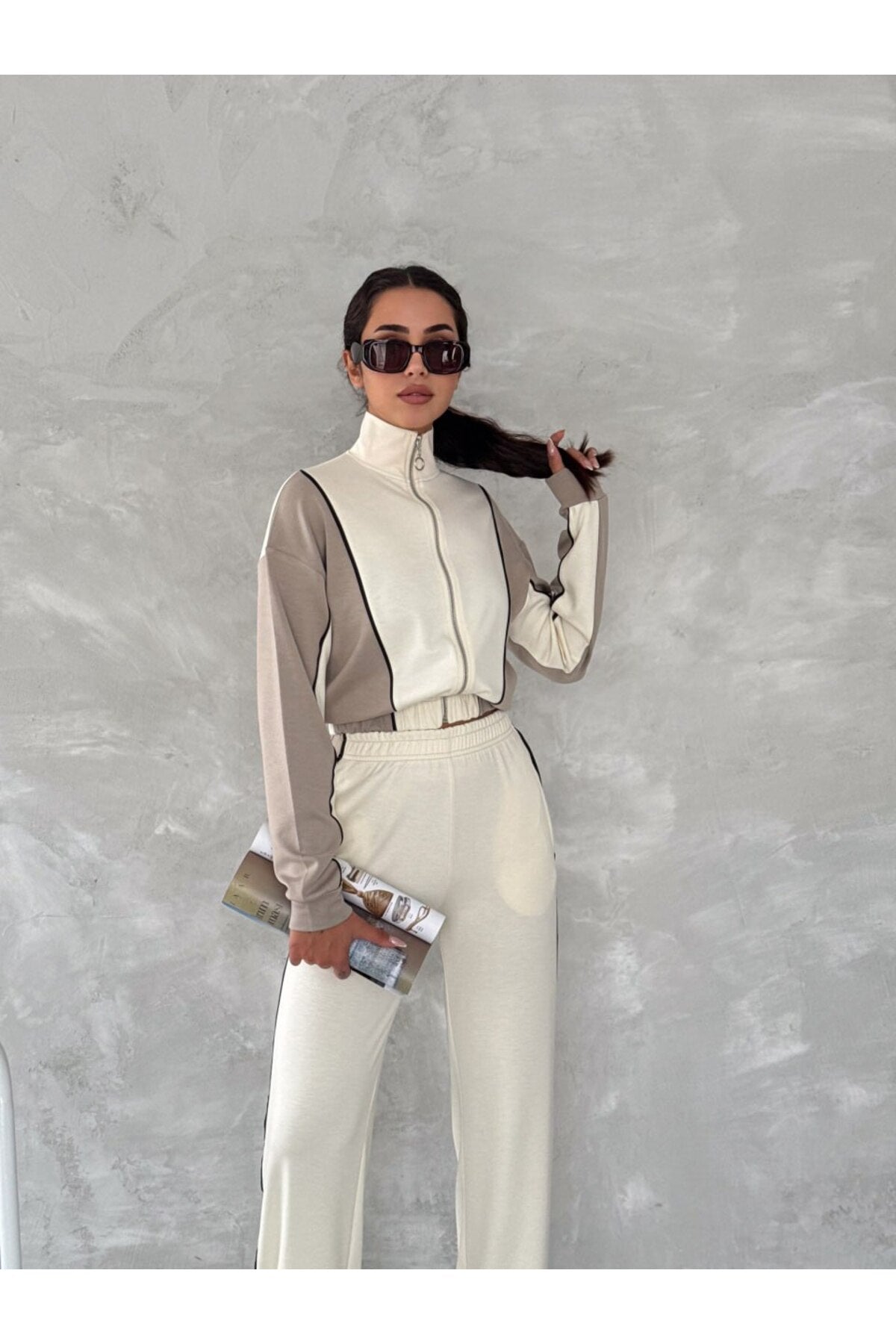KADIN TREND EŞOFMAN TAKIMI DİK YAKA FERMUARLI BOL PAÇA YANLARI ŞERİTLİ AYSHO MODEL - BEYAZ-BEJ